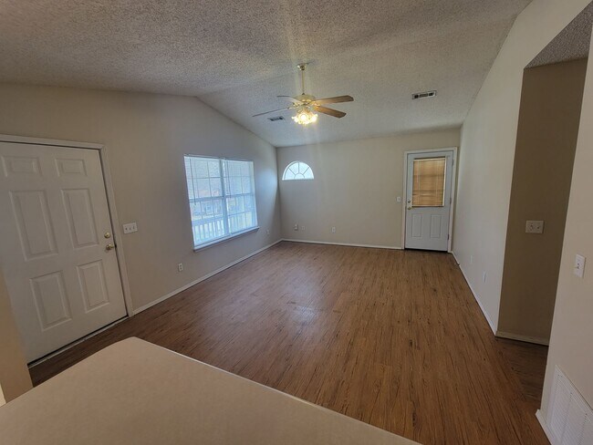 Building Photo - Nice 3 bedroom 2 bath home in West Fayette...