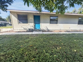 Building Photo - 2901 Bay View Dr