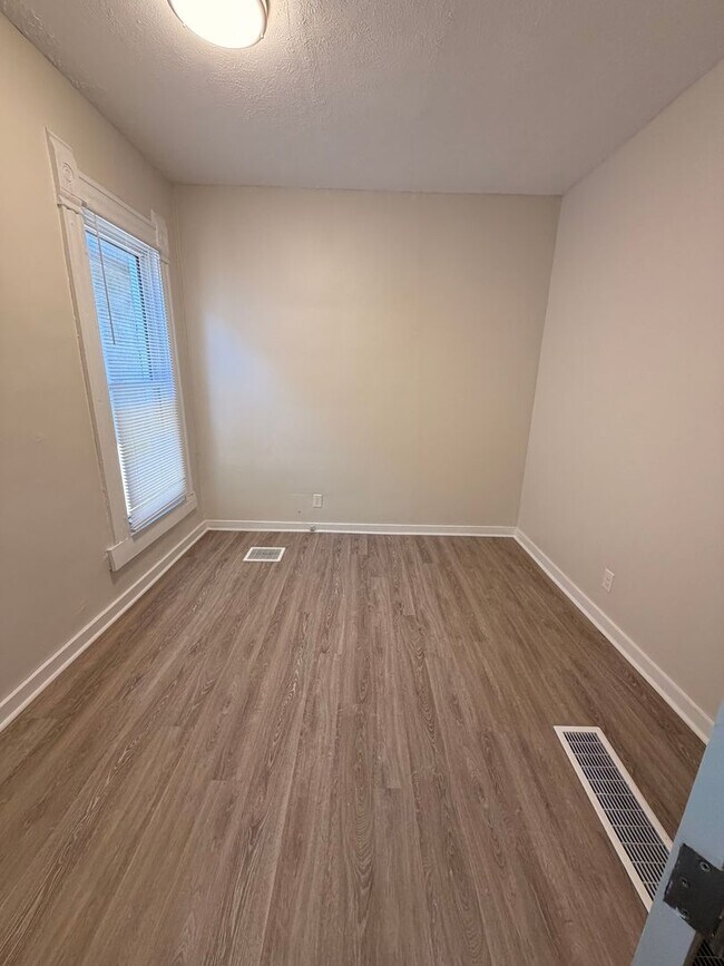Building Photo - COMPLETELY UPDATED!! 2 bed/1 bath Close to Wexner Medical Center!
