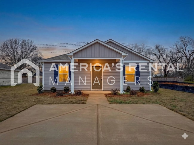 Building Photo - Modern Three Bedroom with Open Layout for Rent in Tuscaloosa, AL!  AVAILABLE NOW!!