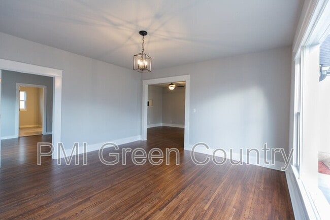 Building Photo - 215 W Pecan St