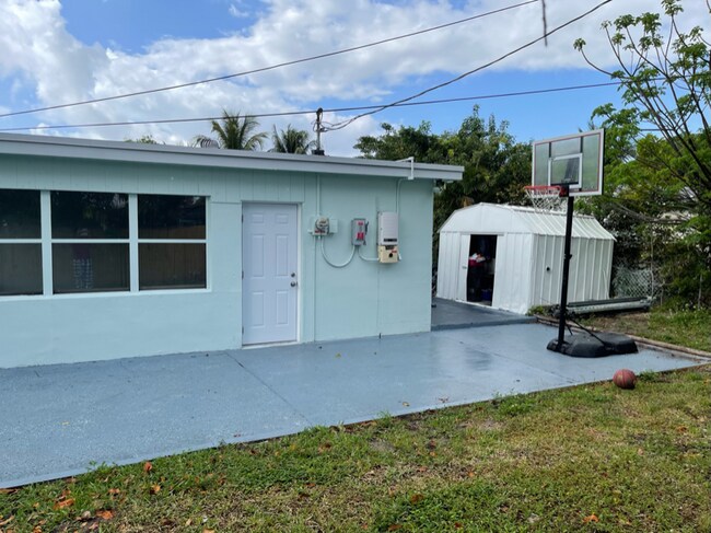 Building Photo - 161 SE 28th Ct