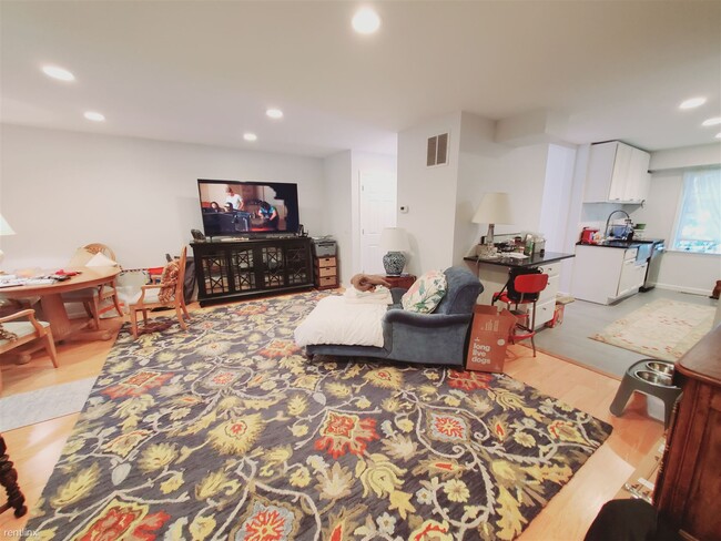 Foto del edificio - 3 br, 1.5 bath Townhome - 33 Talbot Ln Apt 11