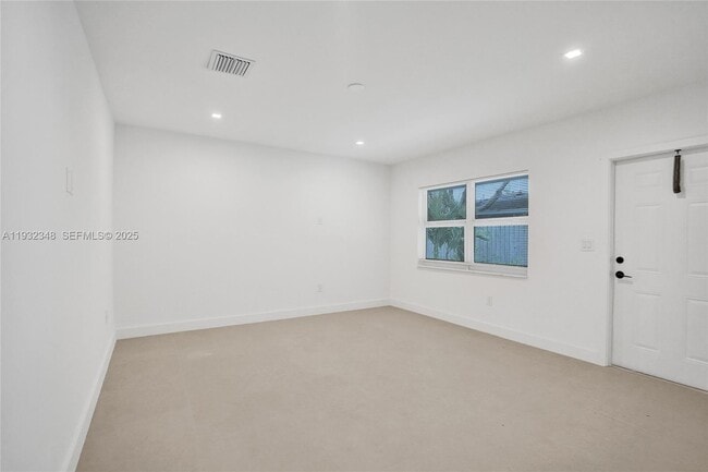 Building Photo - 922 NW 4th Ave