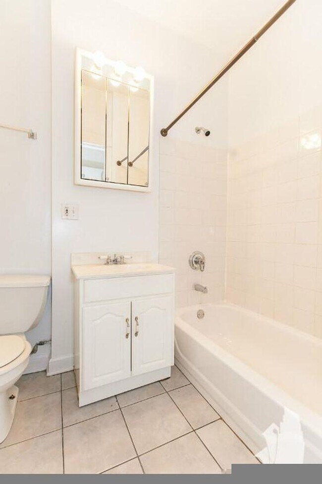 Building Photo - 2 bedroom in Chicago IL 60613