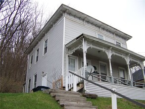 Building Photo - 493 Main St