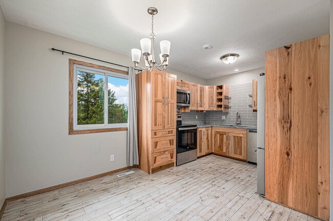 Building Photo - 14 Pinehurst Cir