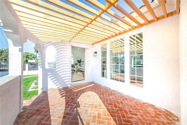Front Patio - 3002 Farmdale Ave