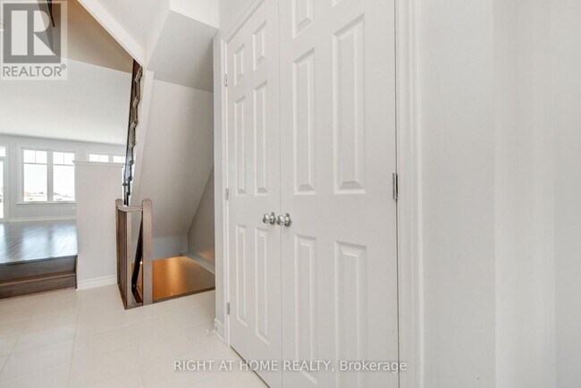 Building Photo - 513 Muscari St
