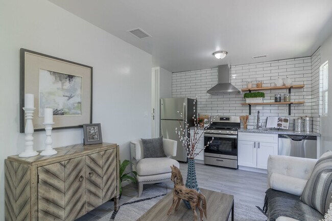 Foto del edificio - 1649 E Oak St