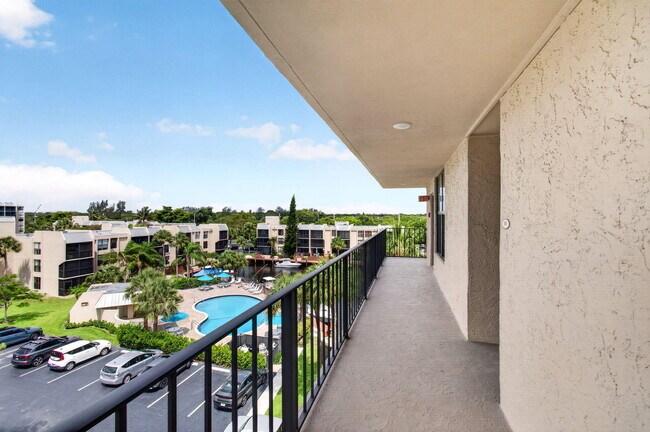 Building Photo - 12 Royal Palm Way