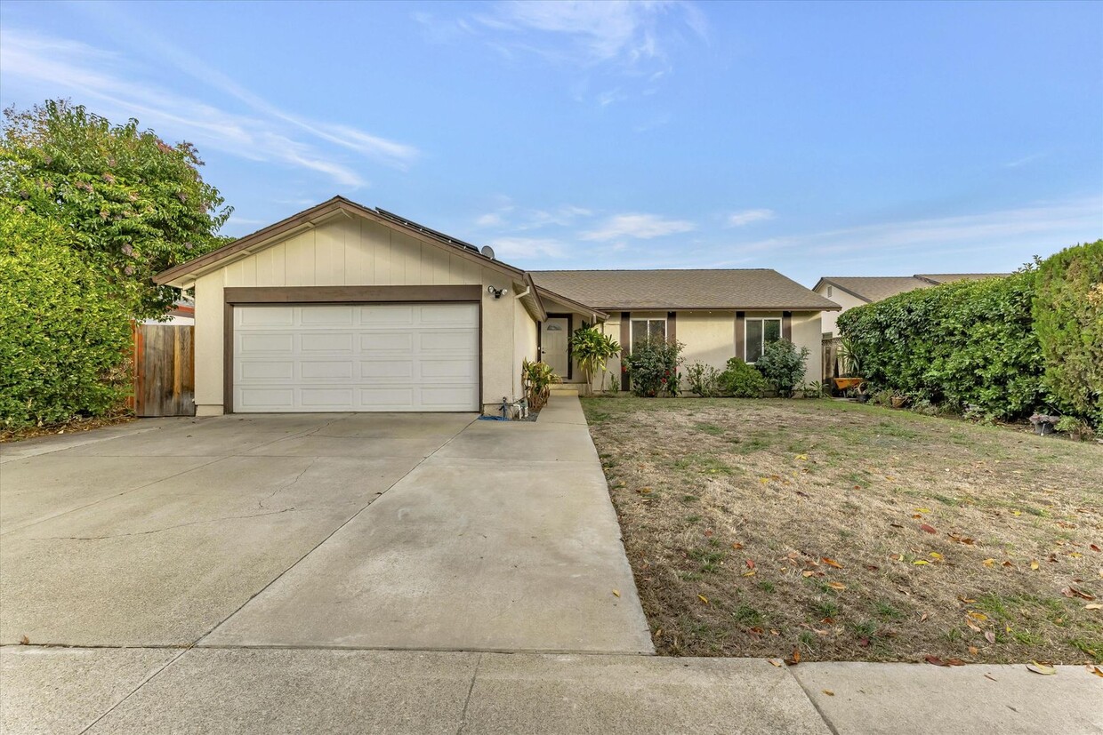 Primary Photo - Welcome to this stunning 4-bedroom, 2-bath...