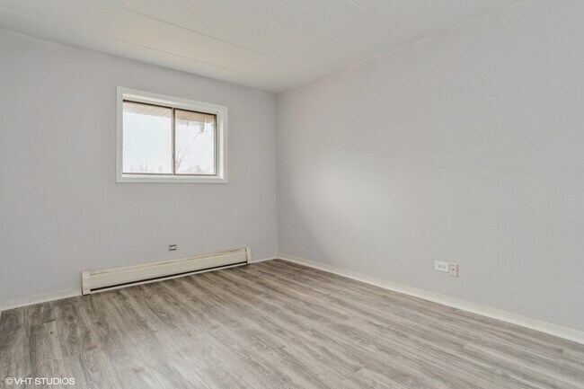 Building Photo - 158 E Bailey Rd