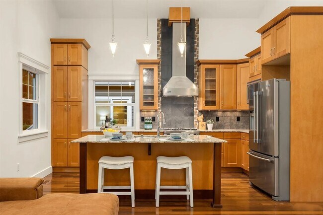 Building Photo - Amazing Kirkland Craftsman