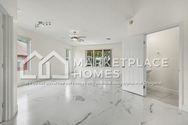 Building Photo - 4014 SW 51st Ct