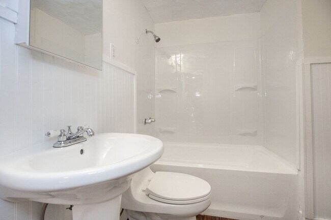 Building Photo - 3 Bedroom/2 bath Single House!! Euclid!!!