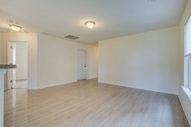 Foto del edificio - 183 Brittondale Rd
