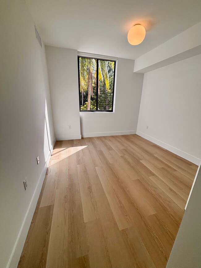 Building Photo - 2512 NE 181st St