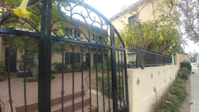 Foto del edificio - 6058 Whitworth Dr