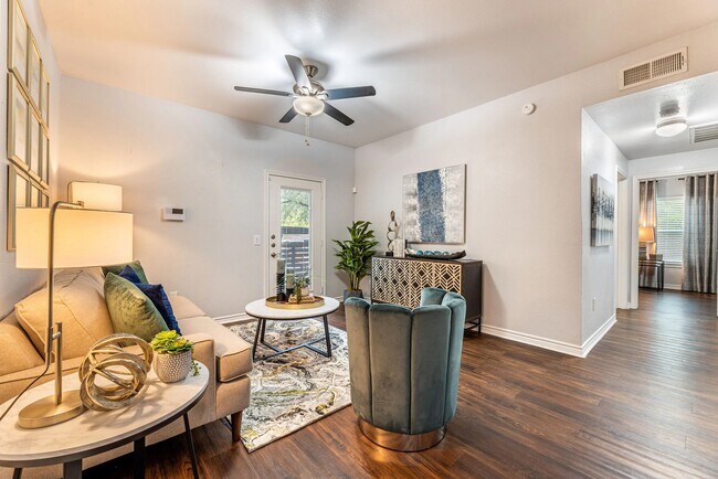 Foto del edificio - Lakeside Living with 1 Month Free!