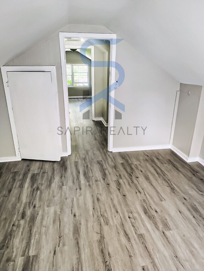 Foto del edificio - Move in before December 15th and choose your reward: a $250 Amazon Gift Card or a 55" Smart TV!