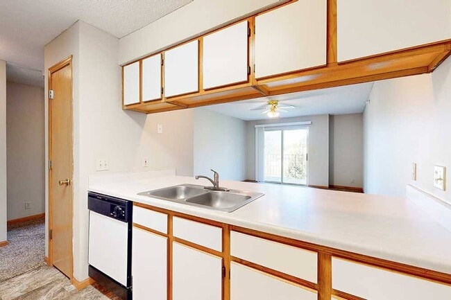 Las cocinas de paso permiten conectar la cocina con la conversación al tiempo que ofrecen un generoso espacio en la encimera para las comidas diarias. - Skyline View