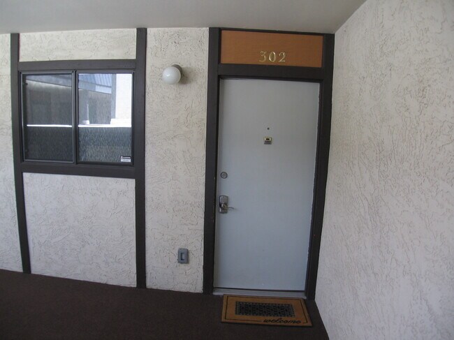 Foto del edificio - 3231 Lakeside Dr