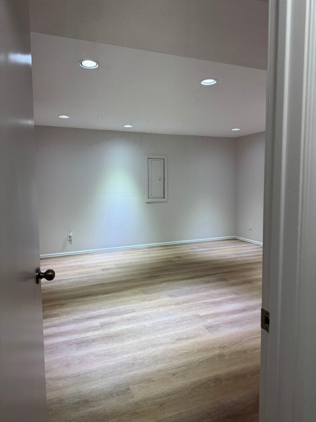 Building Photo - 841 Crisman Dr