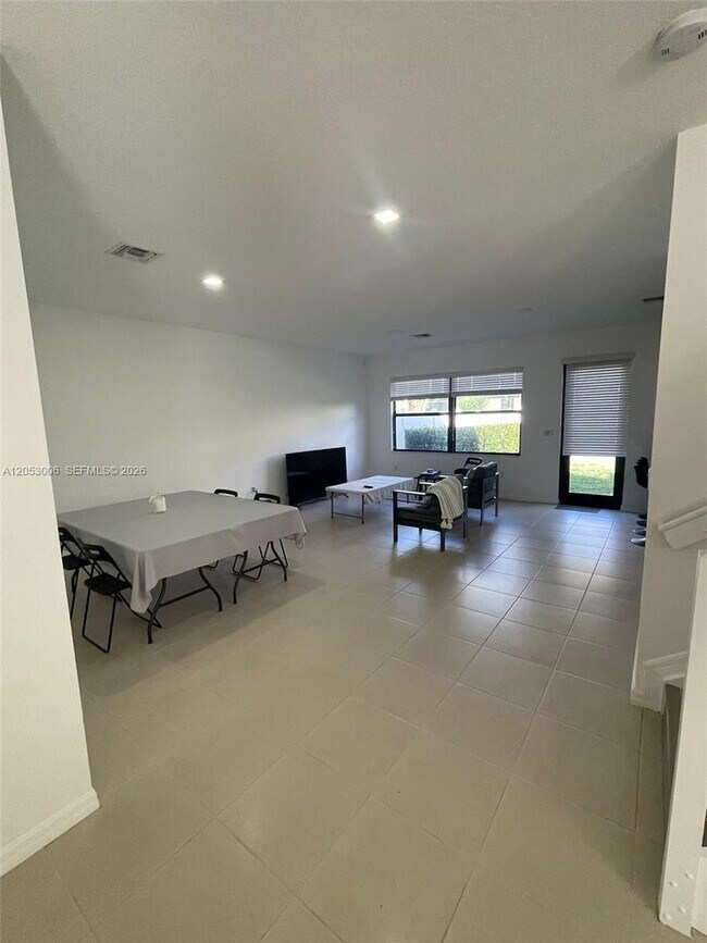 Foto del edificio - 747 NE 193rd St