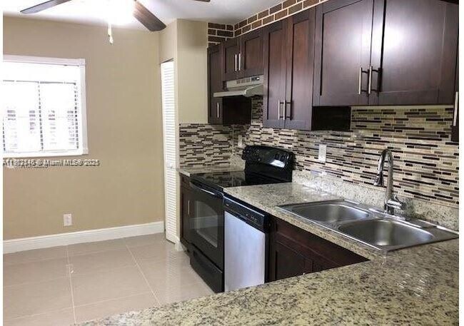 Foto del edificio - 4943 NW 82nd Ave