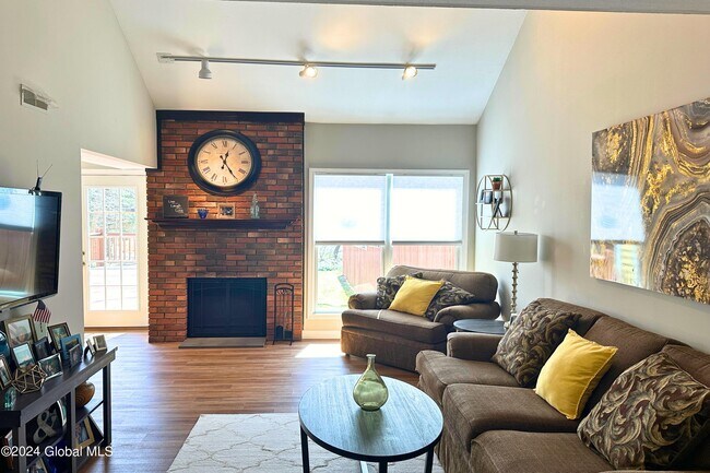 Foto del edificio - 23 Mohawk Trail