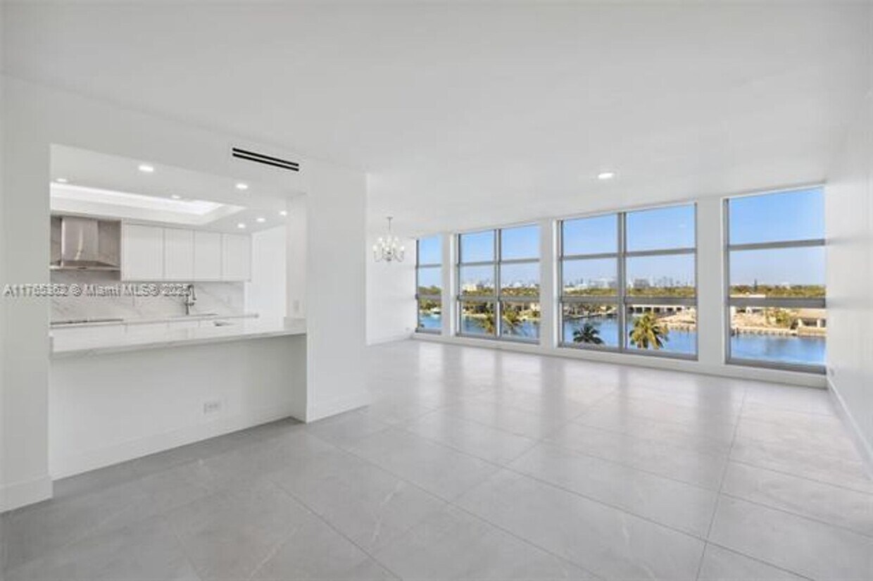 Foto principal - 5055 Collins Ave