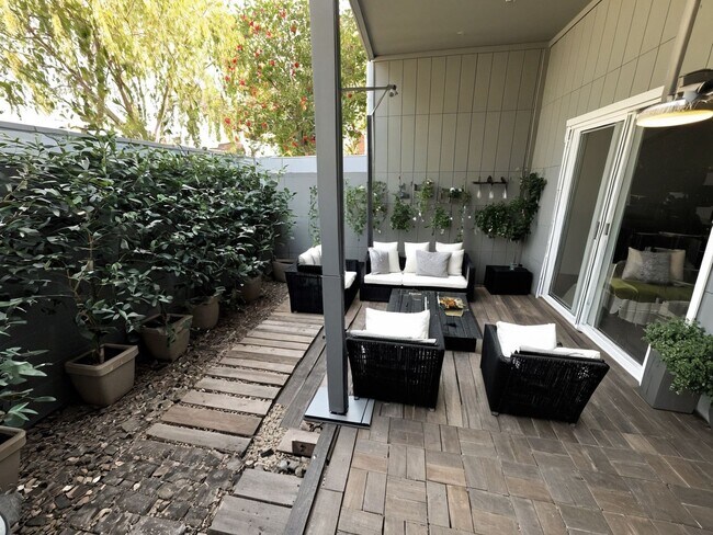 Foto del edificio - Large 3 Bedroom 3 Bathroom Condo for Rent