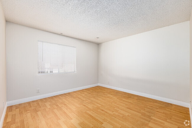 2 habitaciones, 2 baños - 950 pies cuadrados - Habitación principal - 10225 Hillhaven Ave