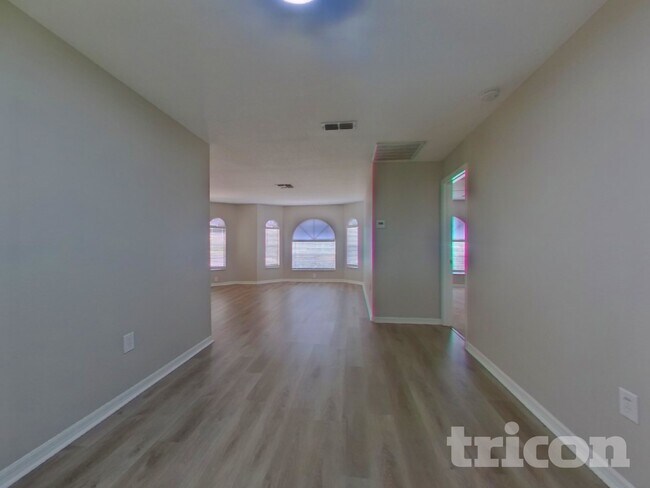 Foto del edificio - 5913 Fall River Dr