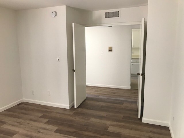 Foto del edificio - 15215 W Magnolia Blvd