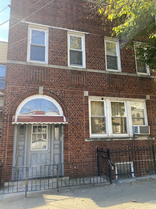 Primary Photo - 19 Fox Pl