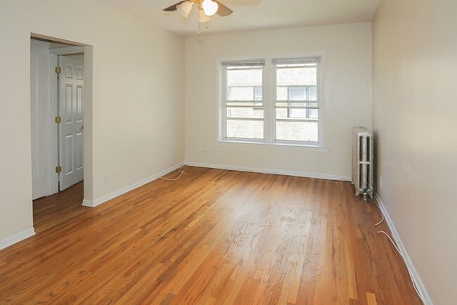 Interior Photo - 3912-3928 N Pine Grove Ave