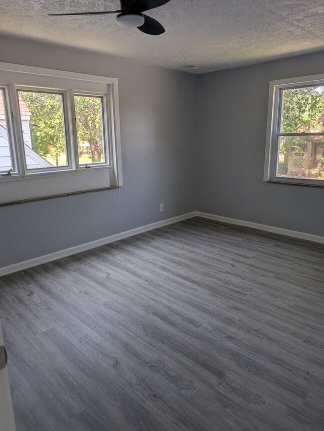 Foto del edificio - Charming 5 beds 2 baths in Euclid!