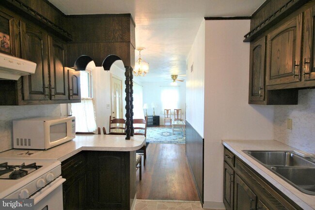 Building Photo - 146 Linden Ln