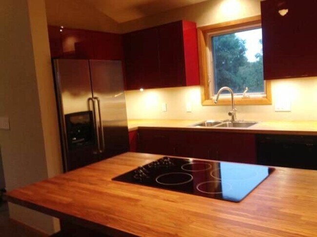 Building Photo - AVAILABLE June 1st! Spacious and Updated 2 Bedroom, 1.5 Bathroom Townhome