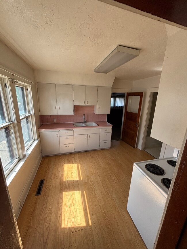 Building Photo - 28 E 200 S
