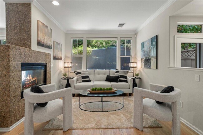 Foto del edificio - Spacious and Stunning Home, 9ft Ceiling, A/C, Pool, Private Patio, Great Location!