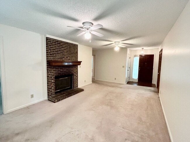 Building Photo - Beautiful 3 Bedroom 2 Bath Home!