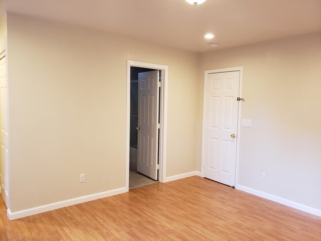 Building Photo - 2731 Hawthorne Ct
