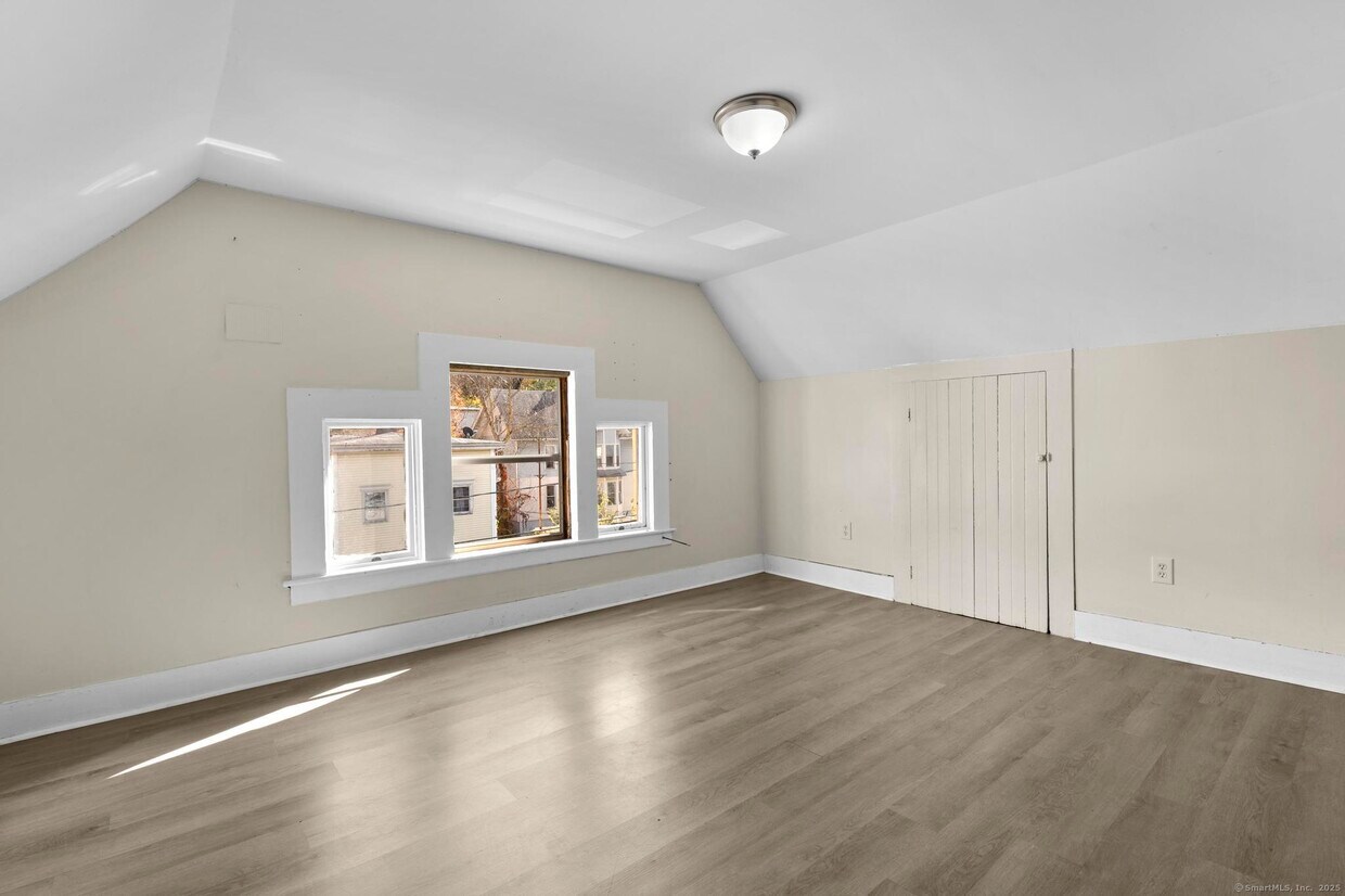 Primary Photo - 141 Crown St