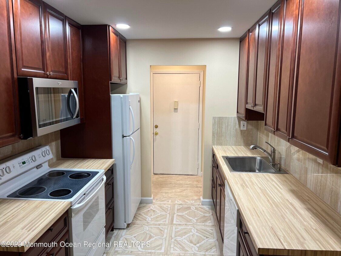 40 Meadow Green Cir, Manalapan Township, NJ 07726 House Rental in Manalapan Township, NJ