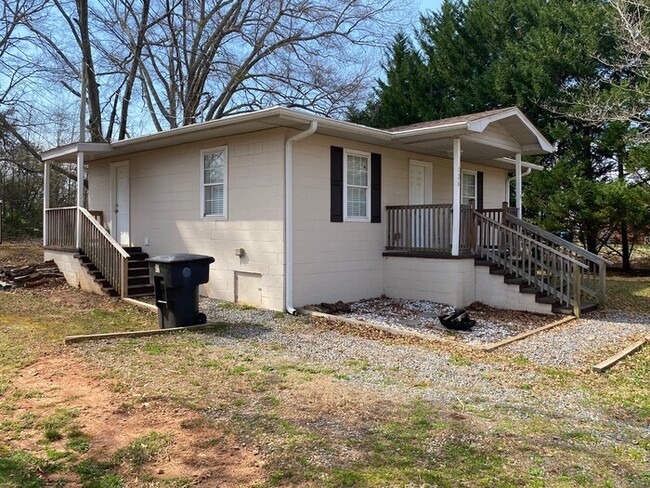 Building Photo - 2 bedroom, 1 bath home in Forest City