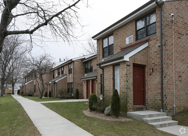 Building Photo - Adams Court Apartments