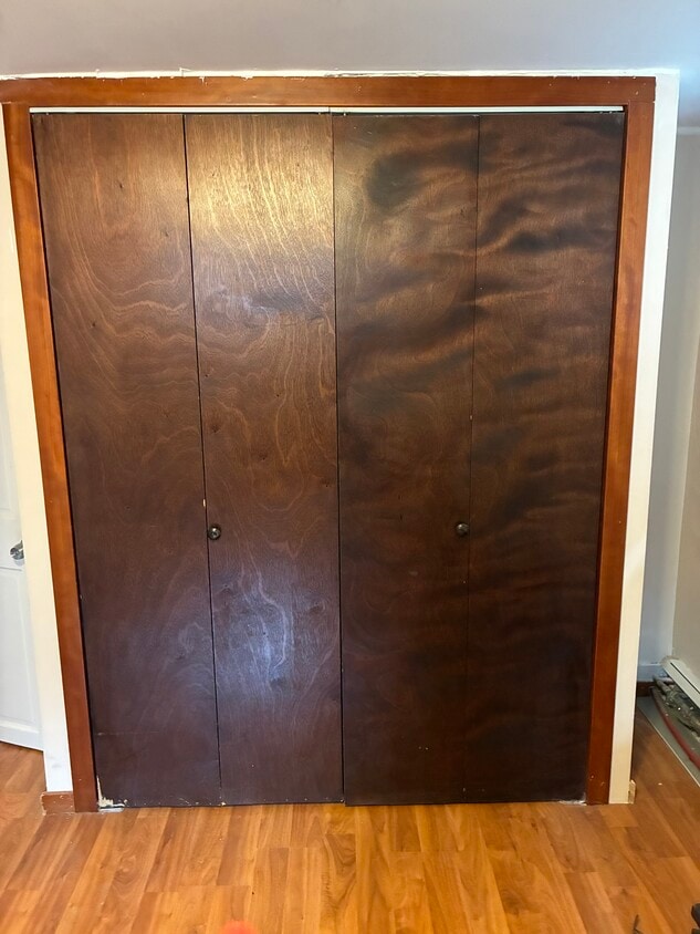 Armario de madera de cedro con perchas y estante. - 157 Langham St